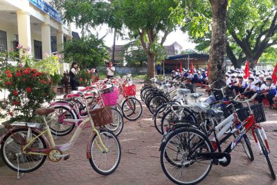 Vợ chồng chú Võ Tấn Nhung và cô Huỳnh Thị Liên (quê tại xã Tịnh Hiệp, huyện Sơn Tịnh, tỉnh Quảng Ngãi, hiện đang sinh sống tại tỉnh Bình Thuận) tặng xe đạp cho học sinh có hoàn cảnh khó khăn.
