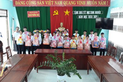 Tặng quà tết cho học sinh nghèo, khó khăn.